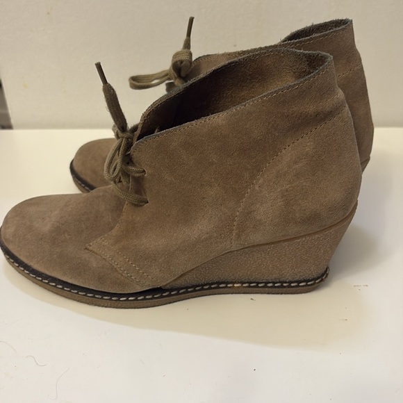 J.Crew Tan Suede Ankle Boots Size 7 - Picture 1 of 9
